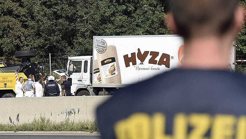 Der Todes-LKW: Neuesten Ermittlungen zufolge starben die 71 Flüchtlinge schon in Ungarn - nach etwas anderthalb Stunden Fahrt. Der Todes-LKW: Neuesten Ermittlungen zufolge starben die 71 Flüchtlinge schon in Ungarn - nach etwas anderthalb Stunden Fahrt.
