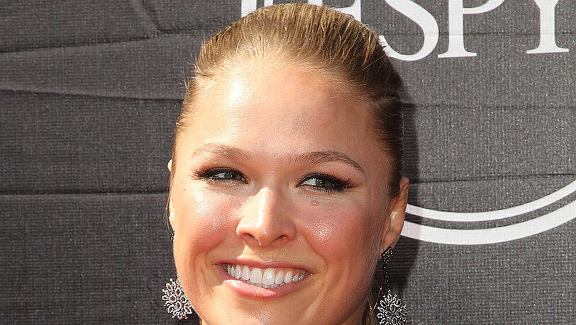 Ronda Rousey, hier bei den ESPY Awards, ist mit MMA-Kollege Travis Browne zusammen Ronda Rousey, hier bei den ESPY Awards, ist mit MMA-Kollege Travis Browne zusammen