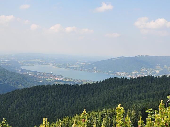 Unten im Tal glitzert der Tegernsee.