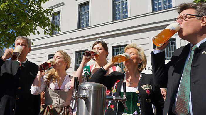 Waren auch da: Ministerialdirigent Eckbert Dauer (v.l.), die bayerische Bierkönigin Sabine-Anna Ullrich, die Hallertauer Hopfenkönigin Sabrina Schmalhofer, die Präsidentin des Bayerischen Hotel- und Gaststättenverbands, Angela Inselkammer, und der Präsident des Bayerischen Brauerbundes. Georg Schneider.