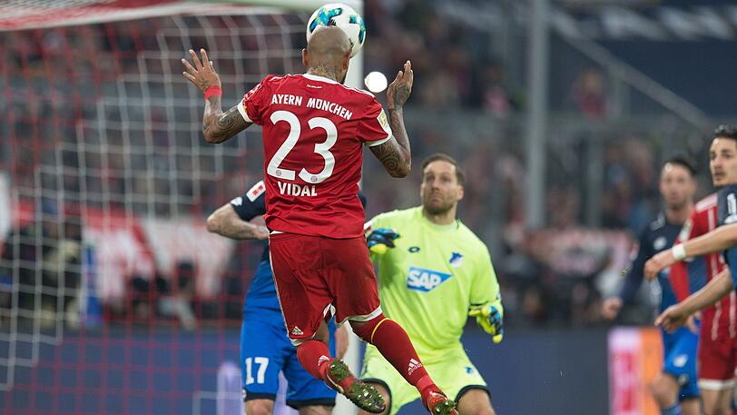 ARTURO VIDAL, NOTE 2: Ein wildes Spiel des Chilenen, ein gutes Spiel. Pflügte aggressiv wie kein anderer Bayern-Spieler durchs Mittelfeld - und belohnte sich: Per Kopf erzielte er das 4:2 (66.). Es war schon Vidals sechstes Saisontor.