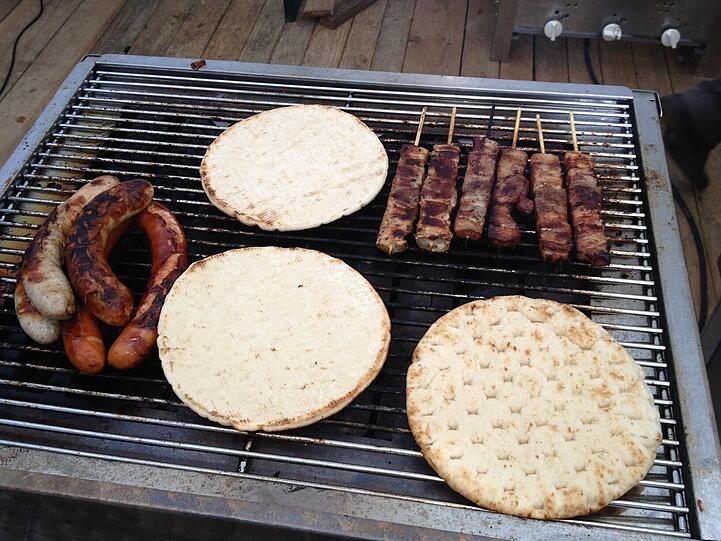 Analog zur Bier-Griechenwein-Verbindung liegen auf dem Grill Souvlakispieße und bayerische Bratwurst.