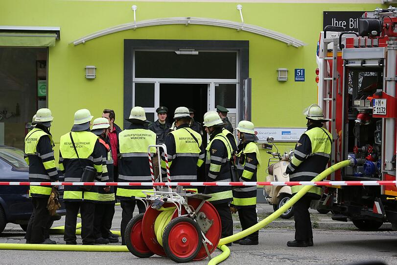 SEK-Einsatz! Polizei findet nach Waffen-Kontrolle Toten in der Holzstraße. Die Bilder vom Einsatz...