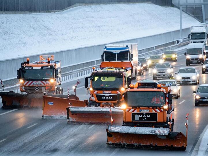 Auf breiter Front: Räumfahrzeuge des Winterdienstes sind auf der Autobahn 9 in Bayern im Einsatz.
