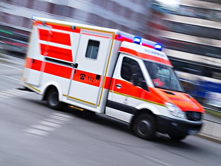 Ein Rettungswagen im Einsatz. Foto: Nicolas Armer/Archivbild