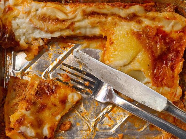 Eine fast aufgegessene Fertiggericht-Lasagne Bolognese.
