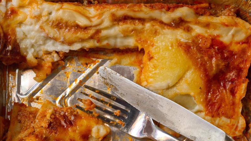 Eine fast aufgegessene Fertiggericht-Lasagne Bolognese. Eine fast aufgegessene Fertiggericht-Lasagne Bolognese.