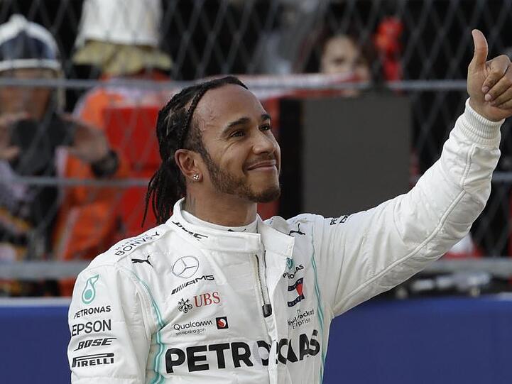 Lewis Hamilton feiert seine Leistung nach dem Qualifying.