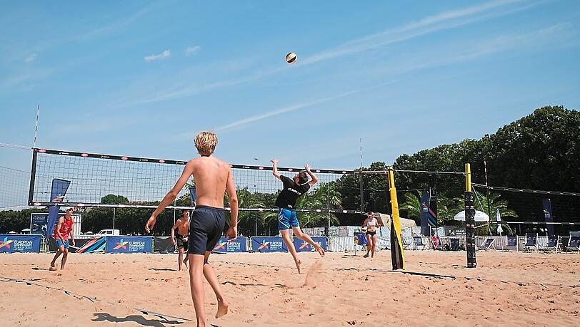 Auf der Theresienwiese sind Volleyballnetze gespannt - und auch der sandige Untergrund vermittelt ein echtes Beachvolleyball-Gefühl! Auf der Theresienwiese sind Volleyballnetze gespannt - und auch der sandige Untergrund vermittelt ein echtes Beachvolleyball-Gefühl!