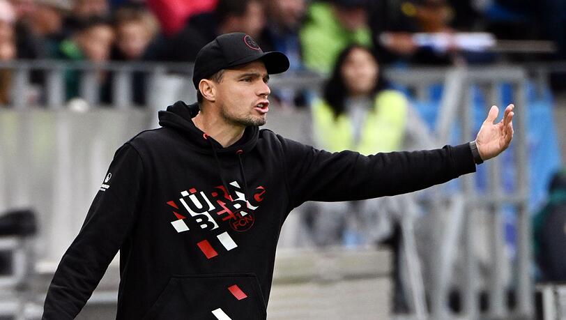 Der ehemalige Nürnberger Trainer Robert Klauß gestikuliert am Spielrand.