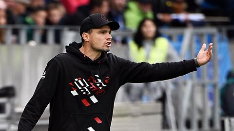 Der ehemalige Nürnberger Trainer Robert Klauß gestikuliert am Spielrand.