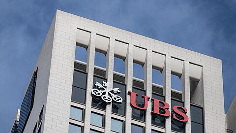 Die UBS verwaltete Ende März 4,16 Billionen Dollar an Vermögen. Zusammen mit dem Geschäft der CS wären es über fünf Billionen Dollar -  und die UBS damit mit Abstand der größte Vermögensverwalter der Welt.
