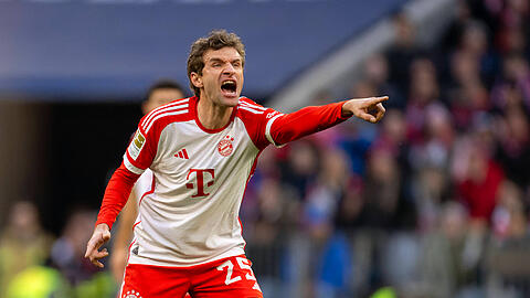Thomas Müller und sein FC Bayern sind in der Bundesliga aktuell nur der Verfolger.