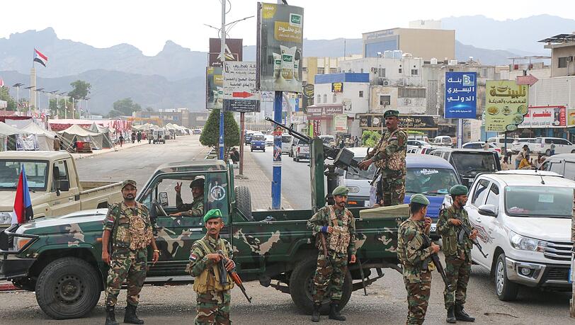Soldaten des S&uuml;dlichen &Uuml;bergangsrats (STC) stehen an einem Kontrollpunkt in Aden.