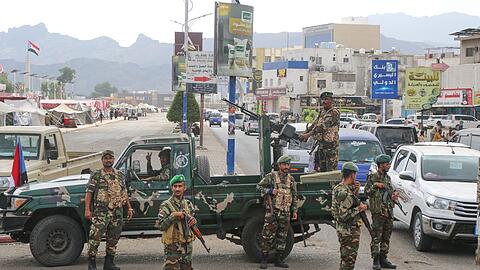 Soldaten des S&uuml;dlichen &Uuml;bergangsrats (STC) stehen an einem Kontrollpunkt in Aden.