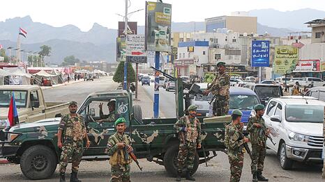 Soldaten des S&uuml;dlichen &Uuml;bergangsrats (STC) stehen an einem Kontrollpunkt in Aden.