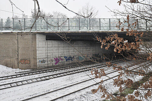 Von der Fahrbahn nehmen die meisten Autofahrer diese Brücke kaum wahr: Die Querung der Münchener Straße über die Bahnlinie zum Güterbahnhof wird abgerissen.