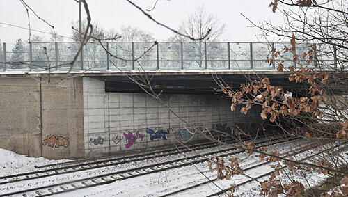 Von der Fahrbahn nehmen die meisten Autofahrer diese Brücke kaum wahr: Die Querung der Münchener Straße über die Bahnlinie zum Güterbahnhof wird abgerissen. Von der Fahrbahn nehmen die meisten Autofahrer diese Brücke kaum wahr: Die Querung der Münchener Straße über die Bahnlinie zum Güterbahnhof wird abgerissen.