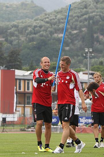 Ribéry ist wieder dabei, Lahm und Heynckes schreiben Autogramme, Neuer hechtet nach dem Ball: Bilder aus dem Trainingslager der Bayern am Gardasee