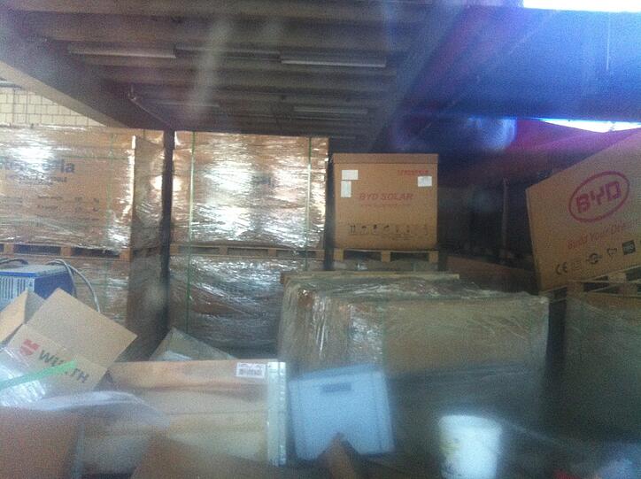 Blick ins &bdquo;Fenecon&ldquo;-Lager: Die Flut hat 500 Kilo schwere Kisten durcheinander gewirbelt.