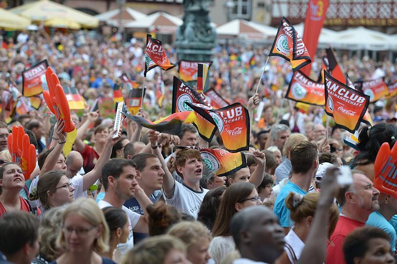 So schön jubelte die Frauenfußball-Nationalmannschaft auf dem Balkon des Frankfurter Römer. Klicken Sie durch die Bilderstrecke!