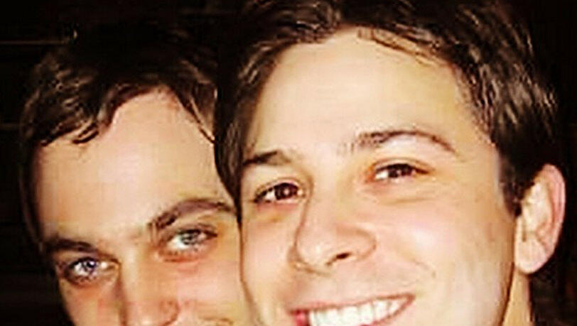 Jim Parsons (links) mit seinem Freund im Jahr 2003 Jim Parsons (links) mit seinem Freund im Jahr 2003