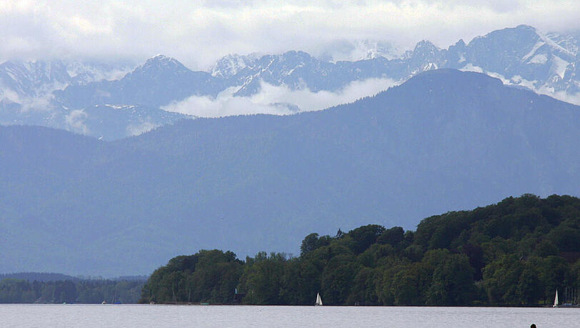 Ruderer am Starnberger See: Die Polizei sucht nach einem 13-Jährigen. Der Junge wird sein Sonntag vermisst. Nur sein leeres Boot wurde gefunden.