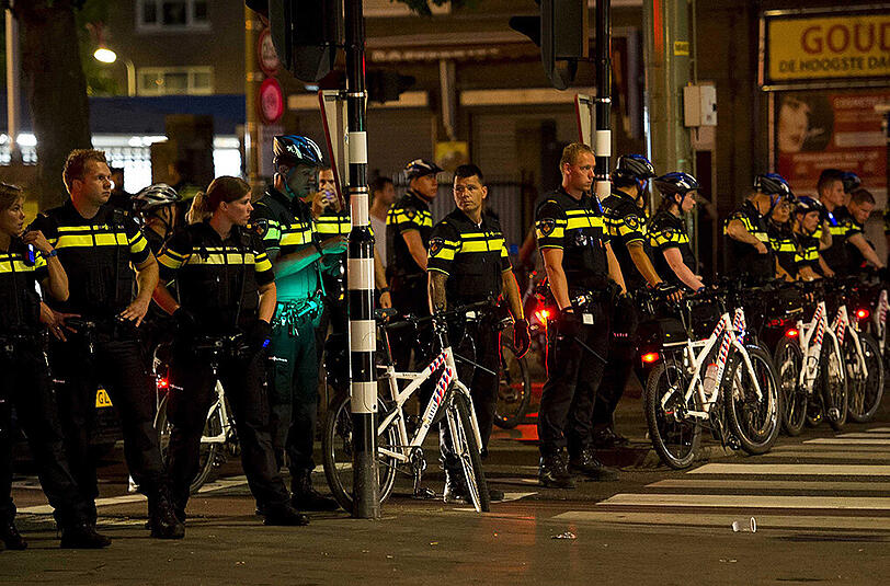Nachdem ein Mann nach einer gewaltsamen Festnahme der Polizei gestorben war, gingen Leute aus Protest auf die Straße.