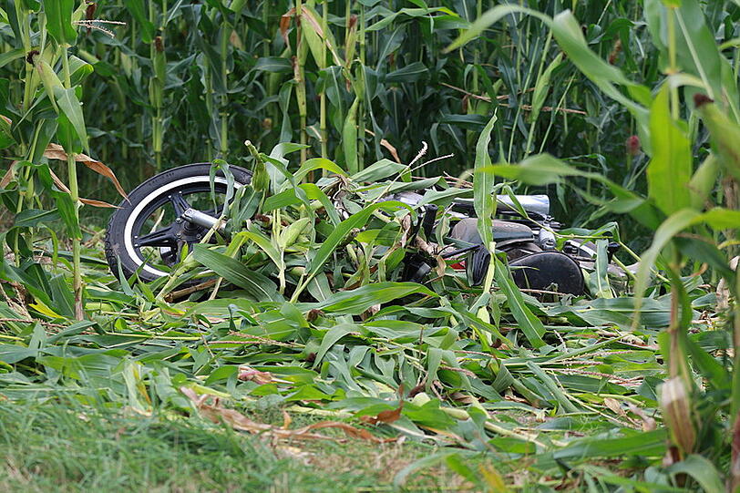 Beim Versuch dem entgegenkommenden Auto auszuweichen, touchierte der Motorradfahrer das Auto, stürzte in ein Maisfeld und verletzte sich schwer.
