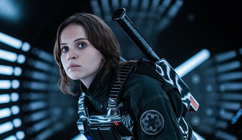 "Fälschung imperialer Dokumente, Besitz gestohlener Güter, Körperverletzung und Widerstand gegen die Verhaftung" - das Jugendsündenregister dieser jungen Dame ist lang. Trotzdem ist Jyn Erso (Felicity Jones) der Held des "Star Wars"-Spin-offs "Rogue One".