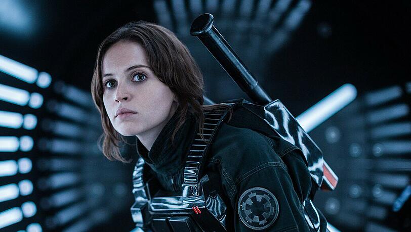 "Fälschung imperialer Dokumente, Besitz gestohlener Güter, Körperverletzung und Widerstand gegen die Verhaftung" - das Jugendsündenregister dieser jungen Dame ist lang. Trotzdem ist Jyn Erso (Felicity Jones) der Held des "Star Wars"-Spin-offs "Rogue One".