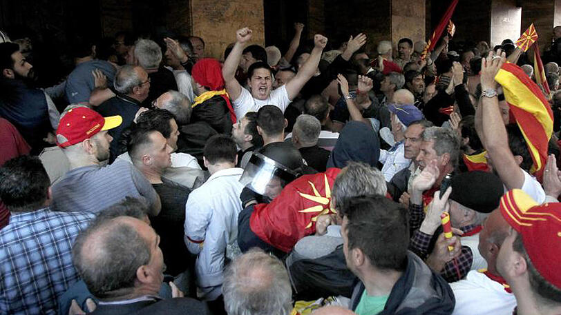 Demonstranten haben sich vor dem mazedonischen Parlament in Skopje versammelt.