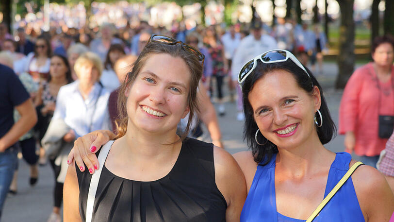 Dirndl, Lederhosn und viele Sonnenbrillen: die Fans auf dem Weg zum Konzert von Andreas Gabalier im Olympiastadion.