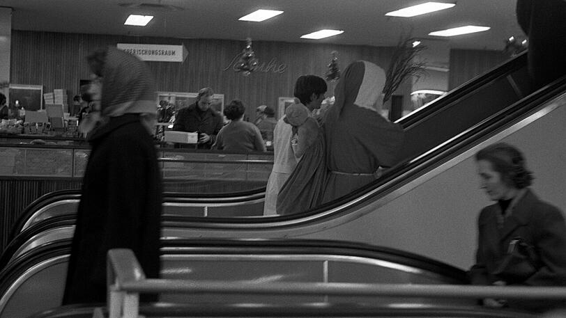 Nikolaus fährt Rolltreppe &ndash; in diesem Fall im Hertie am Bahnhof 1965.