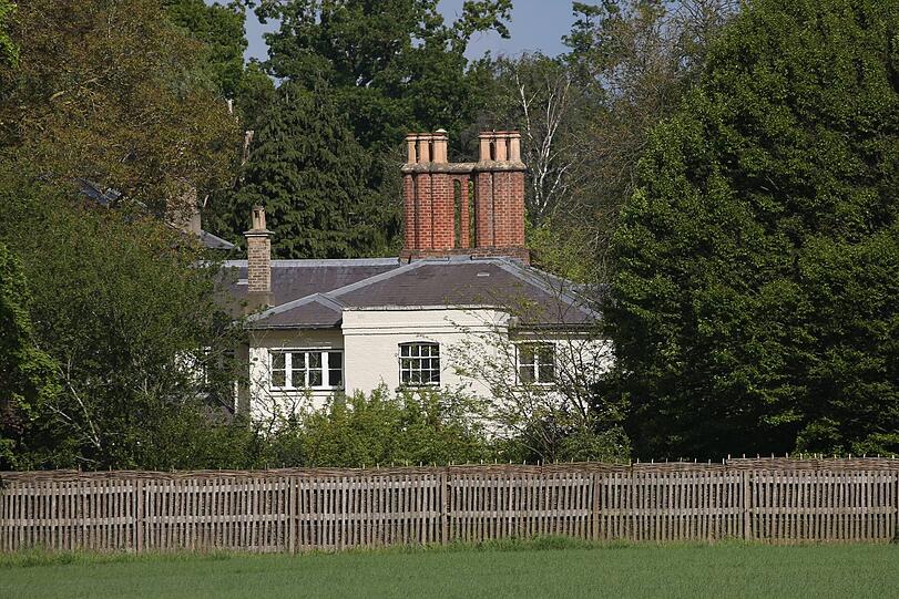 Kurz vor der Geburt von Baby Archie ziehen die Sussexes in das frisch renovierte Frogmore Cottage in Windsor. Aufreger: Der Umbau soll laut britischen Medien rund 3,5 Millionen Euro gekostet haben, bezahlt von Steuergeldern.
