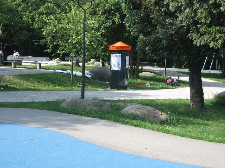 Die Infosäule der Sozialen Stadt im Weißenseepark.