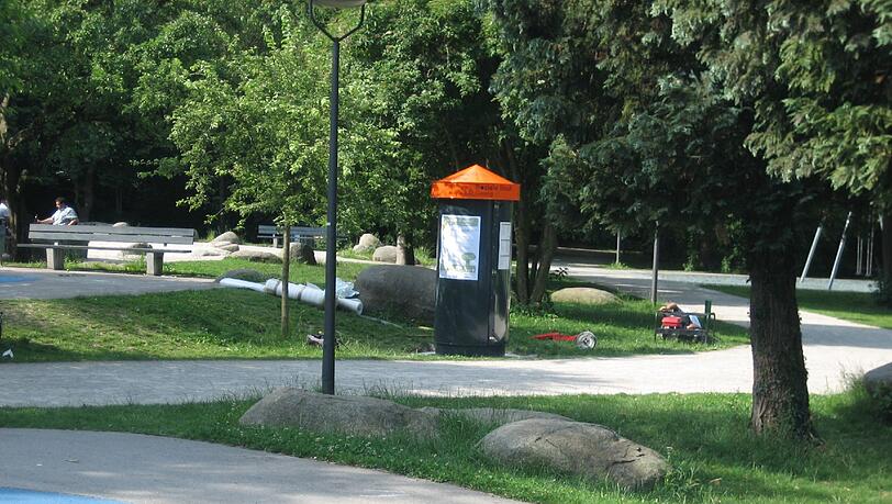 Die Infosäule der Sozialen Stadt im Weißenseepark. Die Infosäule der Sozialen Stadt im Weißenseepark.