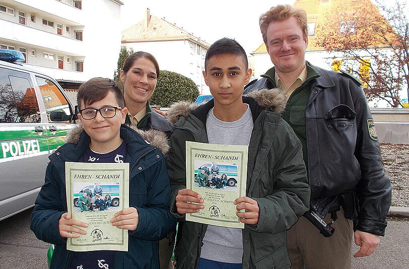 Die beiden Sendlinger Jugendbeamten Veronika Teebken und Oliver Thimmig mit Elias und Edwin.