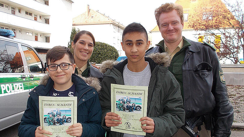 Die beiden Sendlinger Jugendbeamten Veronika Teebken und Oliver Thimmig mit Elias und Edwin. Die beiden Sendlinger Jugendbeamten Veronika Teebken und Oliver Thimmig mit Elias und Edwin.