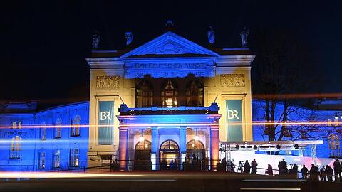 Gäste der Verleihung des Bayerischen Filmpreises am Prinzregententheater. Foto: Tobias Hase/dpa