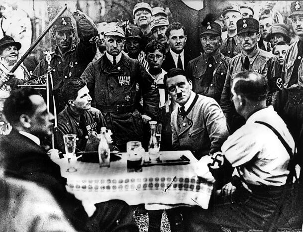 Das Bild von 1925 zeigt Adolf Hitler bei einem Besuch einer bayerischen Gruppe der Nationalsozialisten. Das Bild von 1925 zeigt Adolf Hitler bei einem Besuch einer bayerischen Gruppe der Nationalsozialisten.