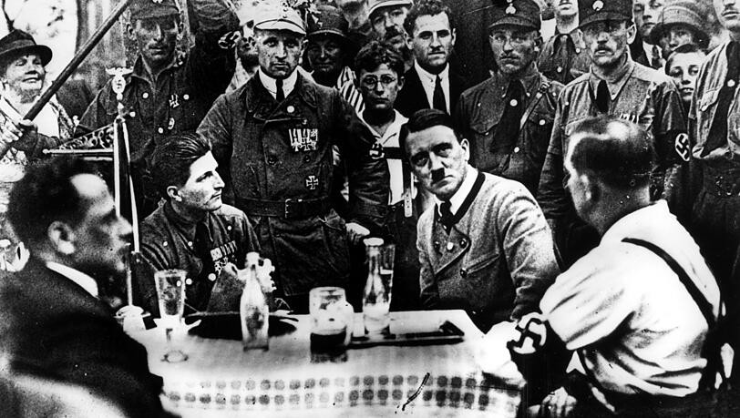Das Bild von 1925 zeigt Adolf Hitler bei einem Besuch einer bayerischen Gruppe der Nationalsozialisten. Das Bild von 1925 zeigt Adolf Hitler bei einem Besuch einer bayerischen Gruppe der Nationalsozialisten.