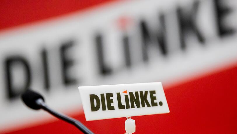 Das Logo der Linken ist bei einem Parteitag an einem Mikrophon angebracht.