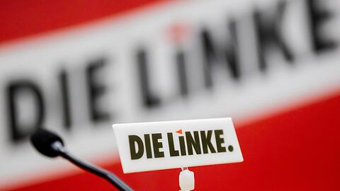 Das Logo der Linken ist bei einem Parteitag an einem Mikrophon angebracht.