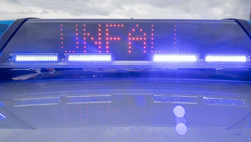 Die Autobahn muss nach dem Unfall des Sportwagens voll gesperrt werden. (Symbolbild)