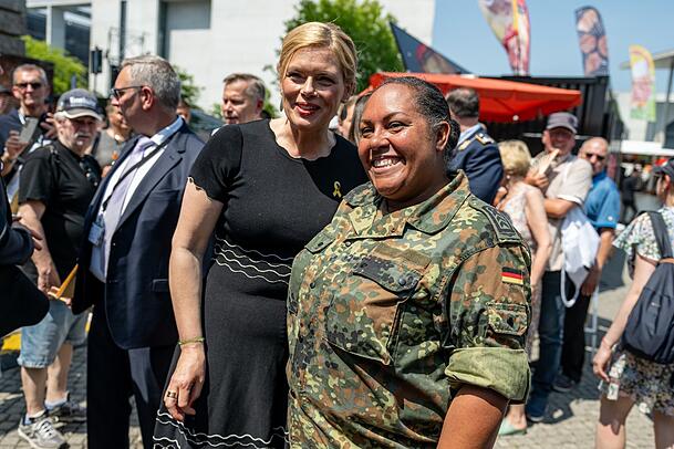 Wehrpflicht auch für Frauen? Derzeit politisch nicht umsetzbar, meint Klaus Holetschek. Hier steht Bundestagspräsidentin Julia Klöckner (CDU, M.) am Nationalen Veteranentag beim Bürgerfest rund um den Reichstag neben einer Soldatin. Wehrpflicht auch für Frauen? Derzeit politisch nicht umsetzbar, meint Klaus Holetschek. Hier steht Bundestagspräsidentin Julia Klöckner (CDU, M.) am Nationalen Veteranentag beim Bürgerfest rund um den Reichstag neben einer Soldatin.