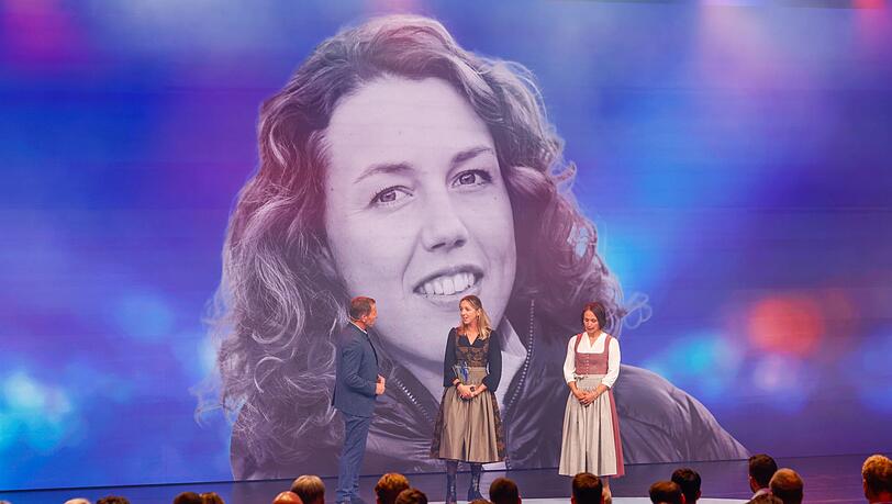 Die Biathletinnen Franziska Preuß und Magdalena Neuner (hier mir Moderator Markus Othmer vor einem Bild von Laura Dahlmeier) haben bei der Verleihung des Bayerischen Sportpreises ihrer gestorbenen Kollegin Dahlmeier gedacht.