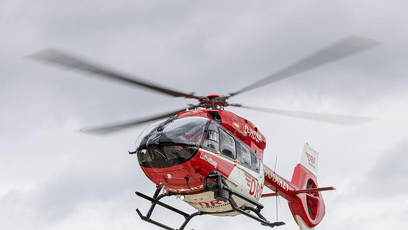 Der Fußgänger wurde mit einem Rettungshubschrauber in eine Klinik gebracht. (Symbolbild) Der Fußgänger wurde mit einem Rettungshubschrauber in eine Klinik gebracht. (Symbolbild)
