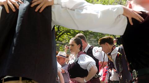 Eine Tanzgruppe und Volksmusik sorgten beim Dialogfestival "Meeting Brno" für gute Stimmung. Eine Tanzgruppe und Volksmusik sorgten beim Dialogfestival "Meeting Brno" für gute Stimmung.