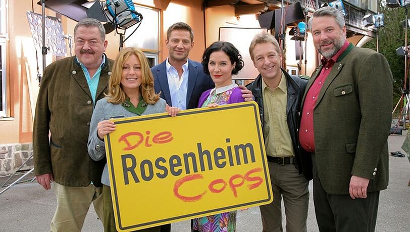 Er war der Neffe von Korbinian Hofer (Joseph Hannesschläger, links) und der Sohn von Marie Hofer (Karin Thaler, zweiter von links): Thomas Stielner, der bei den "Rosenheim-Cops" Vincent Hofer spielte, hat der Schauspielerei den Rücken gekehrt. Er war der Neffe von Korbinian Hofer (Joseph Hannesschläger, links) und der Sohn von Marie Hofer (Karin Thaler, zweiter von links): Thomas Stielner, der bei den "Rosenheim-Cops" Vincent Hofer spielte, hat der Schauspielerei den Rücken gekehrt.